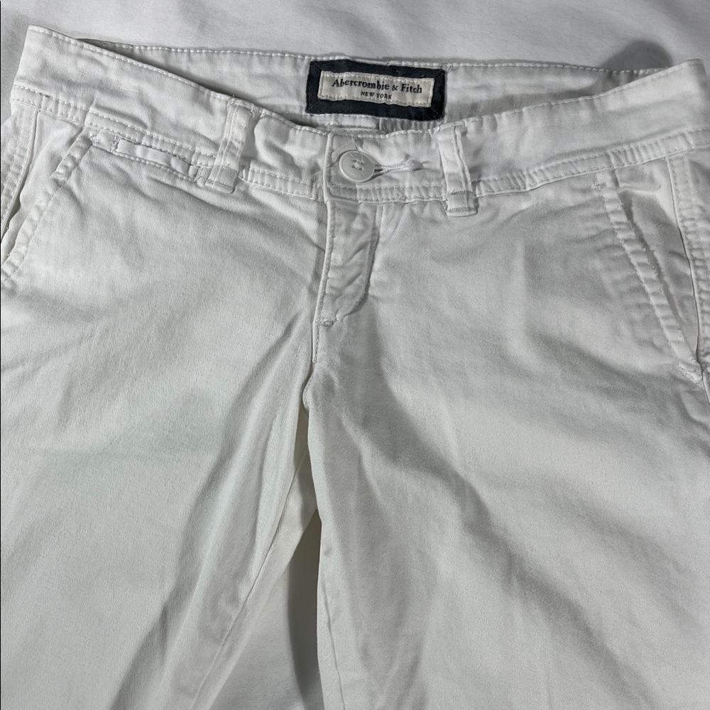 Abercrombie & Fitch womens white flat front 10" inseam Bermuda shorts - size 0
